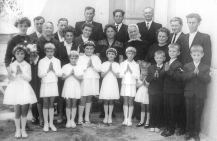 Elsőáldozók szülőkkel.jpg