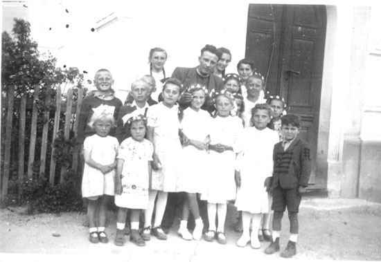 Jankesz prim�cia 1944 kisl�nyok ... L�di Mari, Burger Angi, Emma, Oti, Frei Kati, f�nn Hauser B�zsi... Holovenk� �vi, Penna Jank�, n�met pap.jpg