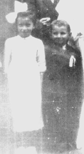 Kiskoszor�sl�ny Burger Gizi, kisv�f�ly Burger Sanyi 1956.JPG