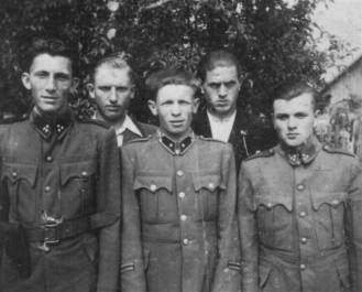 Bartus Jzsef (Danyi), Hauser Marci, Bartus Pityu, Nezcky Mrton (Kalmr), Rk Jzsef (Pupk). Nem katonk, csak beltztek.