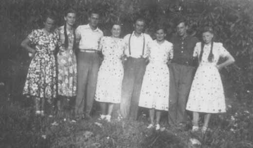 Lnyok-fik 1953 Csizi Deutsch Erzsi Pede Burger Mariska Rendes Pityu Brogli Erzsi Bodnr Jani Lauber Magdus.jpg