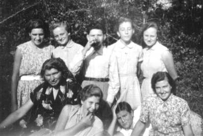 llnak: Kopasz Annus, Schmidt (Pinka) Kati, ?, Burger (Szlivkus) Mrta, Schmidt (Pinka) vi
lnek: Deutsch Monika, Frei (Brigal Bzsi) ?, Frei (Brigal) Mari