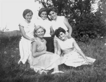 ll: Burger Katalin, Rk Mria (Blces Mari), Burger Mria (Szlivkus Mari)
l: Deutsch (Gliba) Magda, Rk Katalin (Blces Kati)