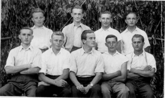 ll: Jask Jska, ?, Burger Zoli, Rk Jozu (fiatalon ngyilkos lett),
l: Brogli Vendel, Zsiga, Cserjs Jska, Burger (Szlivkus) Lszl, Liba Gyuri