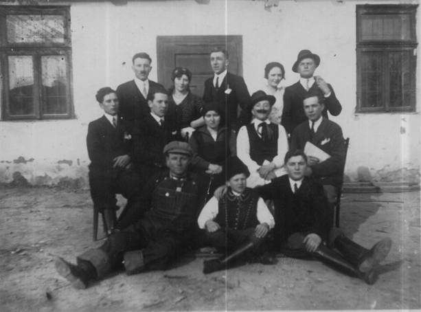 Szreti felvonuls eltt Kovcs Lajossal a teremudvaron 193-as vek