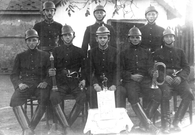 Tzolt csapat 1938 k ll balrl Lanta, lnek balrl Szlivkus, Pinka  .. Gliba ...jpg