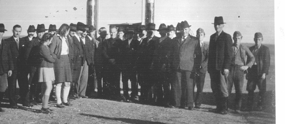 Villanygyjts a faluban 1943.jpg