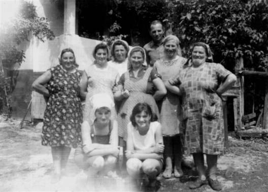 Faragn Margitka brigdvezet nvnapjn 1960-as vek
llnak: Deutsch Jzsefn Lnuka, Faragn Margitka, Oszif Jzsefn Rzi nni, Bartus Istvnn Kati nni, Burger Igncn Eta nni, Szabadosi Vendeln
Guggolnak Deutsh Magdi, Farag Emke