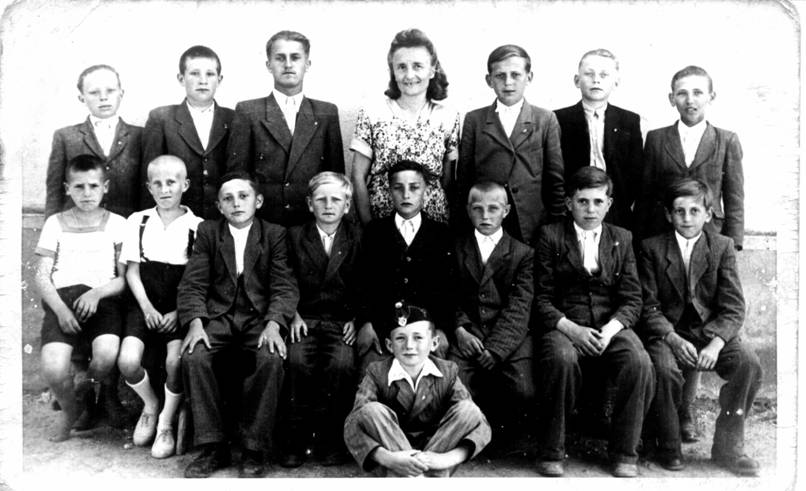Iskolsok 1950 krl Ltray Irn tantnvel kztk Anti.jpg
