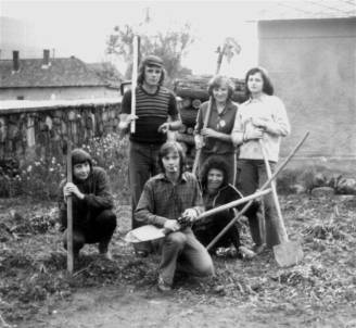 llnaK           Cilli Jani, Brogli Marika, Burger Angi
Guggolnak:   Lauber Katica, Rk Pter, Nezczky Anci
1976-ban
