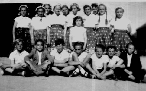 Iskols tncosok az 1950-es vek elejn: 
ll sor: Pinka Kati, Jzus Mari, Deutsch Teri, Penna Kati, Tomcsik Ica, Hochvrt gi, Koritr Kat, Fejjel Mari, Pinka Kati, Hauser Mrta
Kzpen: Deutsch Terz
l sor: Gliba Jani, Velti Jozu, (Tinra), Zsid Laci, Butkay Gabi, Cuju,. Gecse, Rudi Pisti