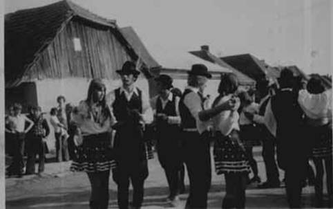 Szreti felvonulsFlri bbcsi  kamrja eltt.jpg