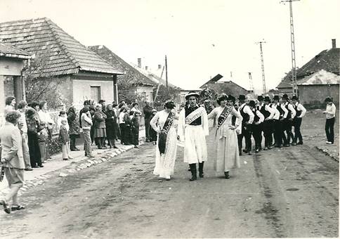 Szreti felvonuls 1980 krl (4).jpg