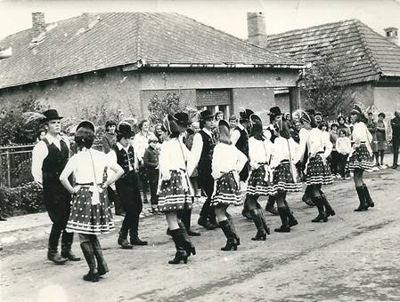 Szreti felvonuls 1980 krl (1).jpg