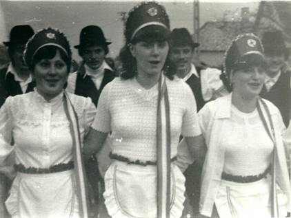 Szreti felvonuls 1980 krl Balogh Marika, Frei Edit, Deutsch Ella.jpg
