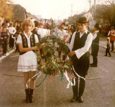 Szreti felvonuls - Nezczki Marika, Bartus Laci.jpg
