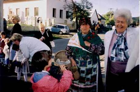 Szreti felvonuls 2003 (cignyasszony a tant nni.jpg