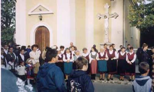 Szreti felvonuls 2003, asszonykrus.jpg
