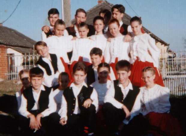 Első károlyfalvi néptánc csoport Bal lentről Deutch Brigitta, Tóth Zsolt, Lehóczki Tünde, Szabadosi Zoltán, Szűcs Nikoletta, Fodor Balázs, Deutch Mónika..JPG