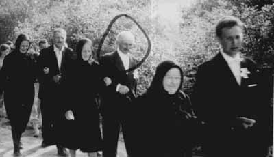 Bodnr Jnos eskvje . Jobbrl Bodnr Istvn s felesge, Csajka Jnos s Deutsch Antaln Schmiedt Zsuzsanna, Tth ...n a vlegnnyel.jpg