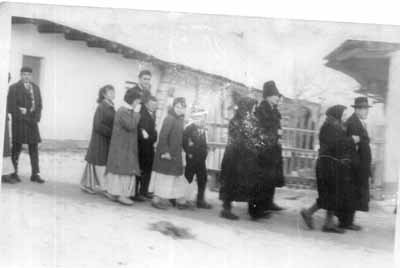 Eskv, hazafel Cuzik eltt.jpg