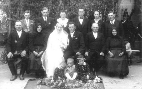 Burger Rozlia s Burger Istvn 1938 lakodalmi csoportkp.jpg
