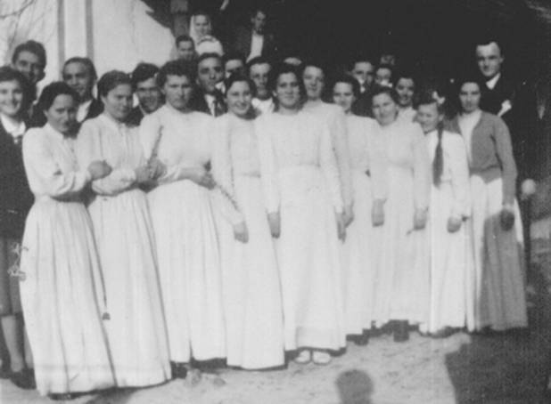 Koszorslnyok Brogli Erzsi lakodalmn, 1954.jpg