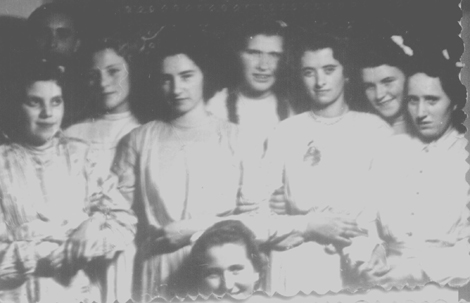 Koszorslnyok 1955 BurgerMariska lakodalmn.jpg