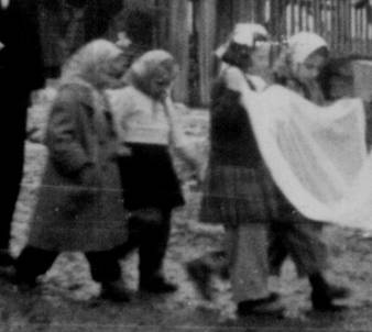 Kislnyok 1959, kiskoszorsok (Nn Zs. laakodalma).JPG