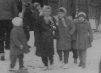 Gyerekek Kopasz Annus eskvi menete mellett 1964.jpg