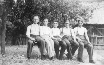 Fik a csr eltt 1944 Hauser Mrton, Burger Gyrgy, Bartus Jzsef, Nezczki Mrton, ....jpg