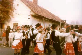 Szreti felvonuls, Rk Jzsef hza eltt 1970-es vek.jpg