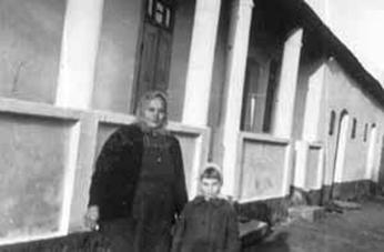 Hauser Igncn s Lauber Katica, Cspik udvarban.jpg