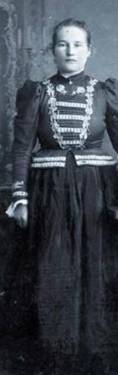 Fiatalasszony 1920-as vek menyasszonyi ruhjban (Rk Mrtonn Hochvrt Katalin)