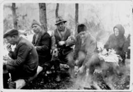 Erdőmunkán télen, ebéd közben: Brogli Ignác (Drusza), apja: Brogli Ignác (Pokoly Náci bácsi), Deutsch György (Kis Gyuri bácsi), Hauser Andor (Dore) és édesanyja